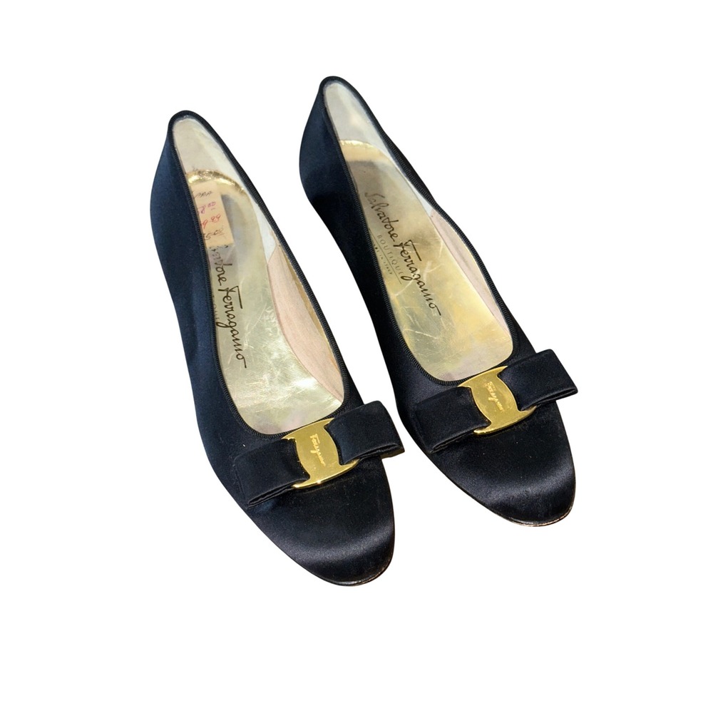 Salvatore Ferragamo Vara Bow Gold Logo Black Satin Pumps Italy Vintage Women's